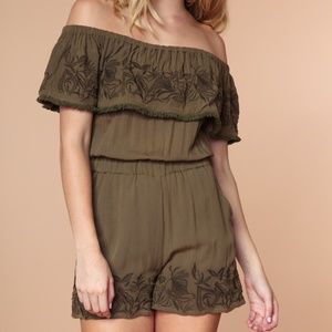 OFF SHOULDER EMBROIDERED ROMPER [BCSR006016 ]